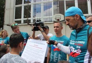 Kids sign a pledge to live drug-free 