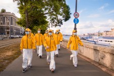 Scientology Volunteer Ministers of Budapest bring educational booklets on prevention to the city.