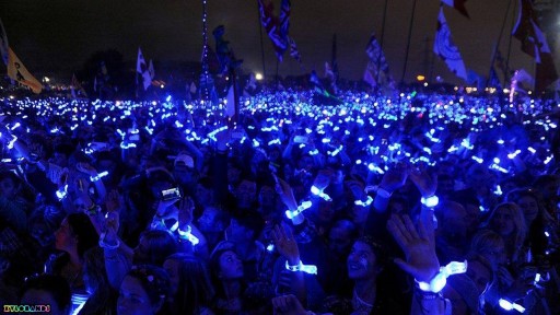 Coldplay Wristbands Light Up Audiences on a Head Full of Dreams Tour