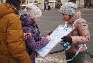 Drug-Free World Volunteers in St. Petersburg, Russia, encourage young people to pledge to live drug-free.