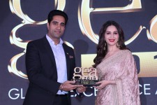 Simerjeet Singh honoured with Global Excellence Award in Motivational Speaking by Madhuri Dixit-Nene