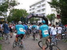 Volunteers from the Church of Scientology Pordenone in Italy set off on a 60 km cross-country bicycle tour, wearing the bright turquoise T-shirts of the Truth About Drugs campaign.