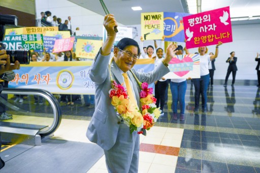 200 Youth Volunteers Greet International Peace Messenger at D.C. Airport