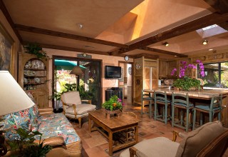 Kitchen, Breakfast Bar & Family Room Area