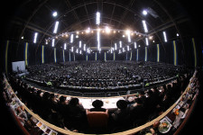 Thousands listening to Satmar Grand Rabbi Aron Teitelbaum