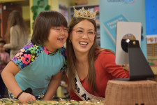 Miss America Helps Kids Pick Out Brand-New Glasses