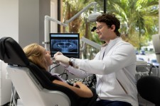 Dr. Alex Gruenberg is attending to dental emergencies of patients in Aventura. 