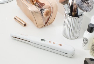 Lunata Hair Wireless Touch Up Styler Lifestyle Shot