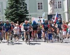 Cyclo-Run volunteers get a sendoff from local youth.