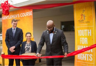 Cutting the ribbon of the new center for the Gentlemen's Course