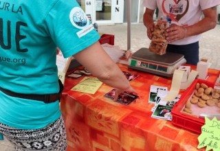 French Scientologists give copies of Truth About Drugs booklets to vendors to hand out at their food stalls.